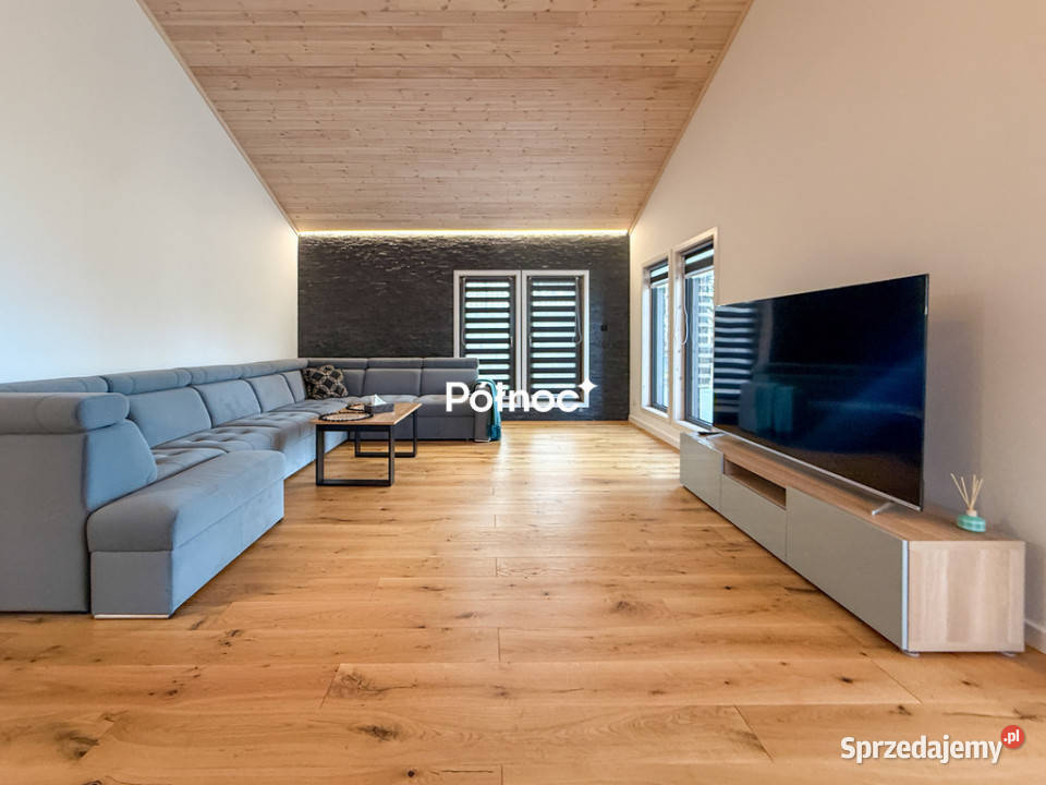 Skandynawski piękny dom wśród drzew Staw