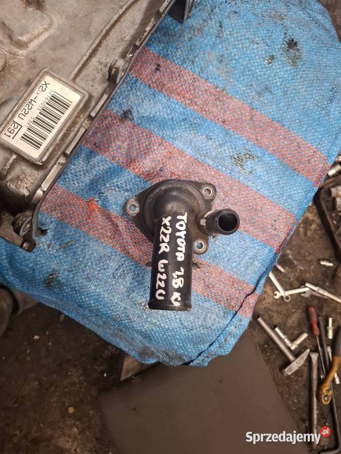 TOYOTA 18 16V HYBRYDA X2ZR22U obudowa termostatu