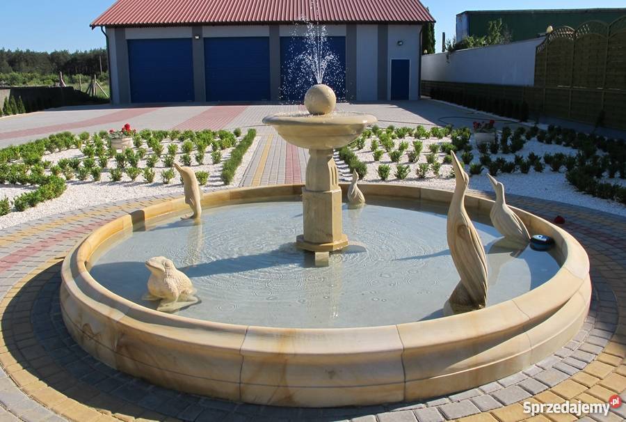piękna i stylowa fontanna ogrodowa z piaskowca, kamień