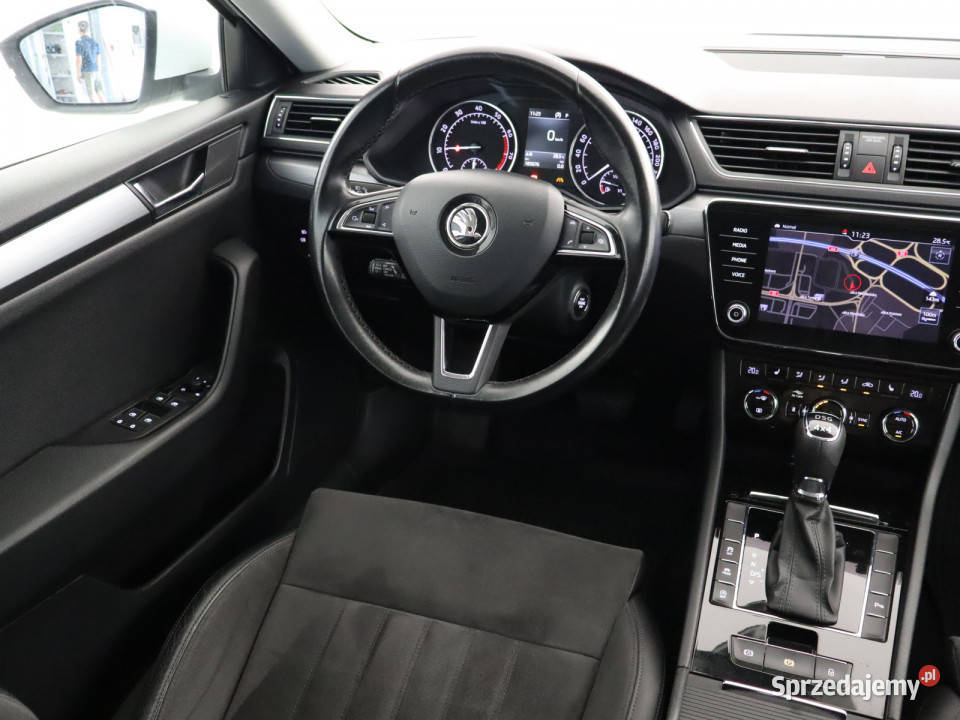 Skoda Superb 20 TSI asystent pasa ruchu dolnośląskie Bielany Wrocławskie