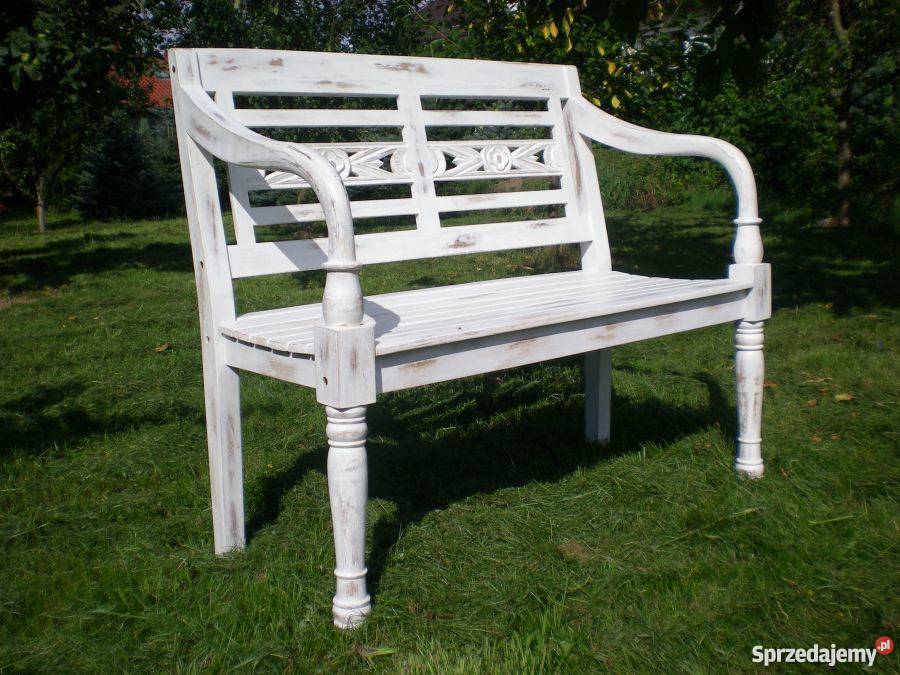 Biała ławka ogrodowa z przecierkami z drewna teakowego