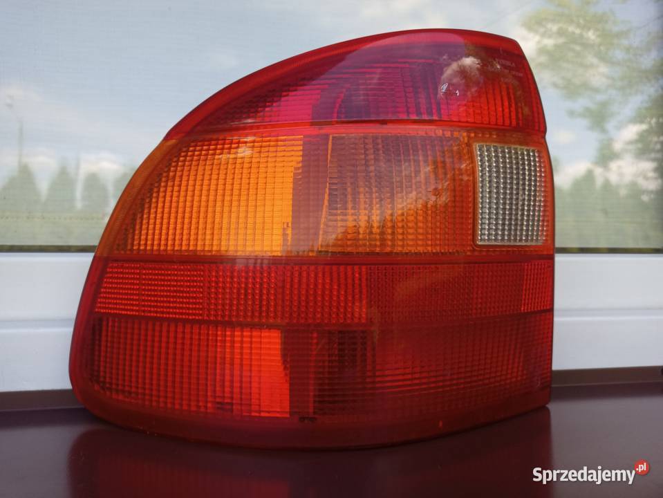 Opel Astra F sedan lampa tył tylna lewa wkład osobowe łódzkie Sieradz