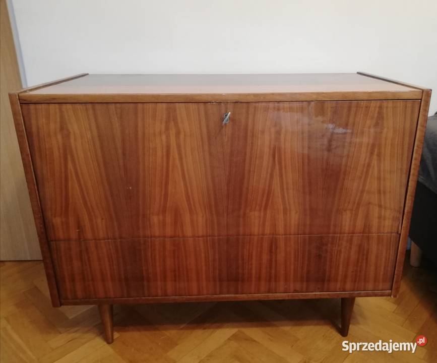 Komoda na nóżkach z epoki PRL Bieliźniarka