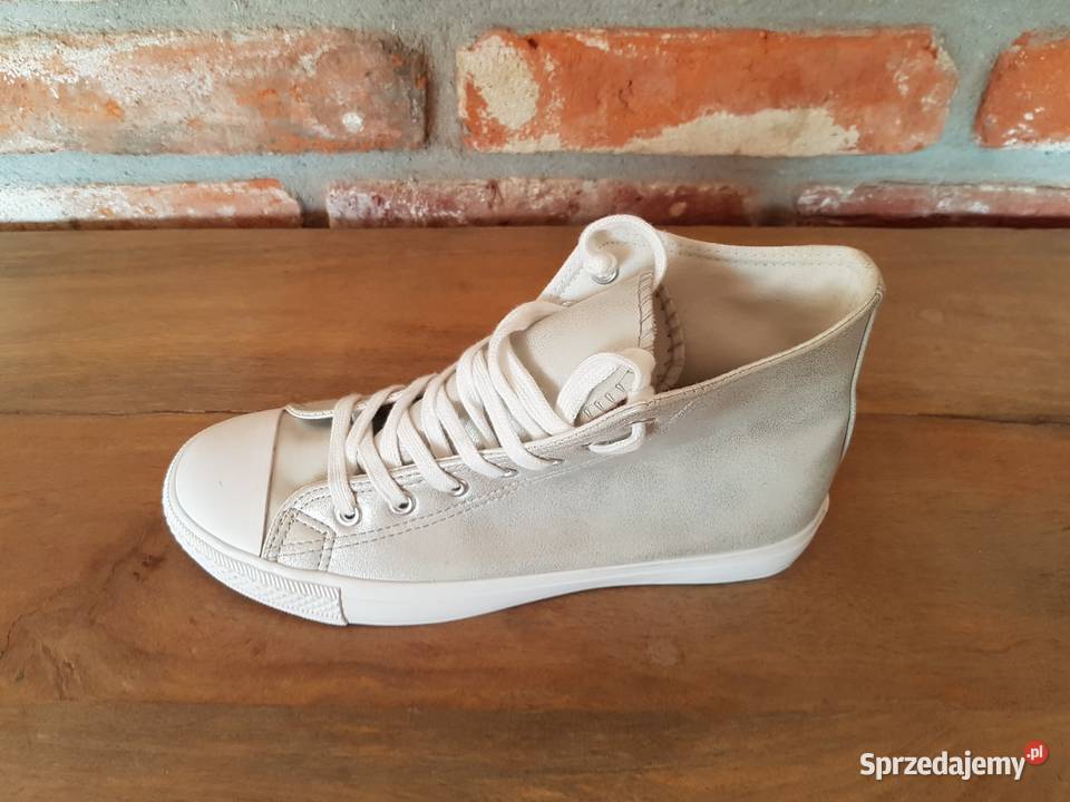 Srebrne trampki Nowe inna