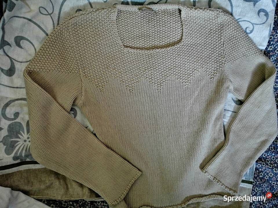 Beżowy sweter z delikatnymi cekinami dekolcie Tk