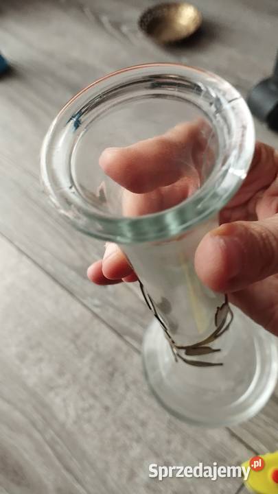 wazon szklany z ozdobnym metalowym złoceniem