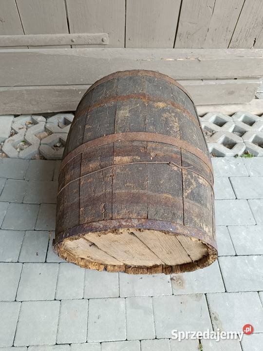 Zabytkowa drewniana beczka kwietnik ozdoba