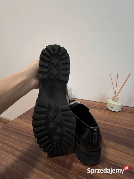 Damskie loafersy lakierowane Zara Poznań