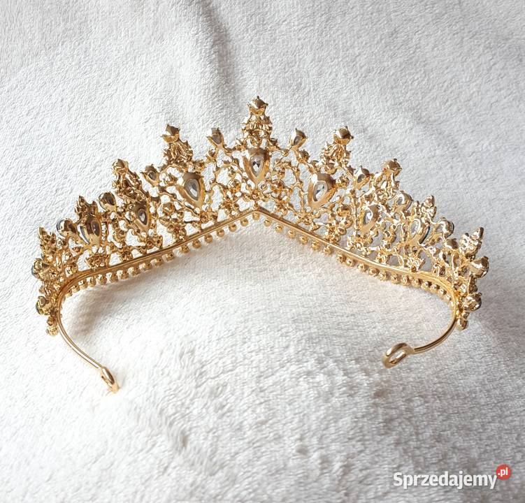Korona złoty kolor zielone kamienie królowa Szczecin