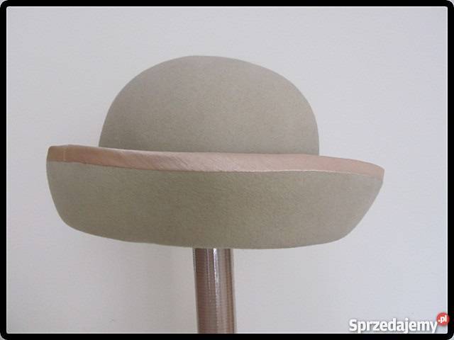 Beżowy kapelusz damski zdobiony tasiemką Płock