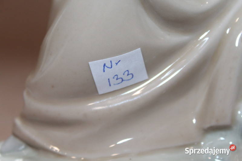 Figurka Nao siedząca dziewczynka z koszem 133 Szczecin