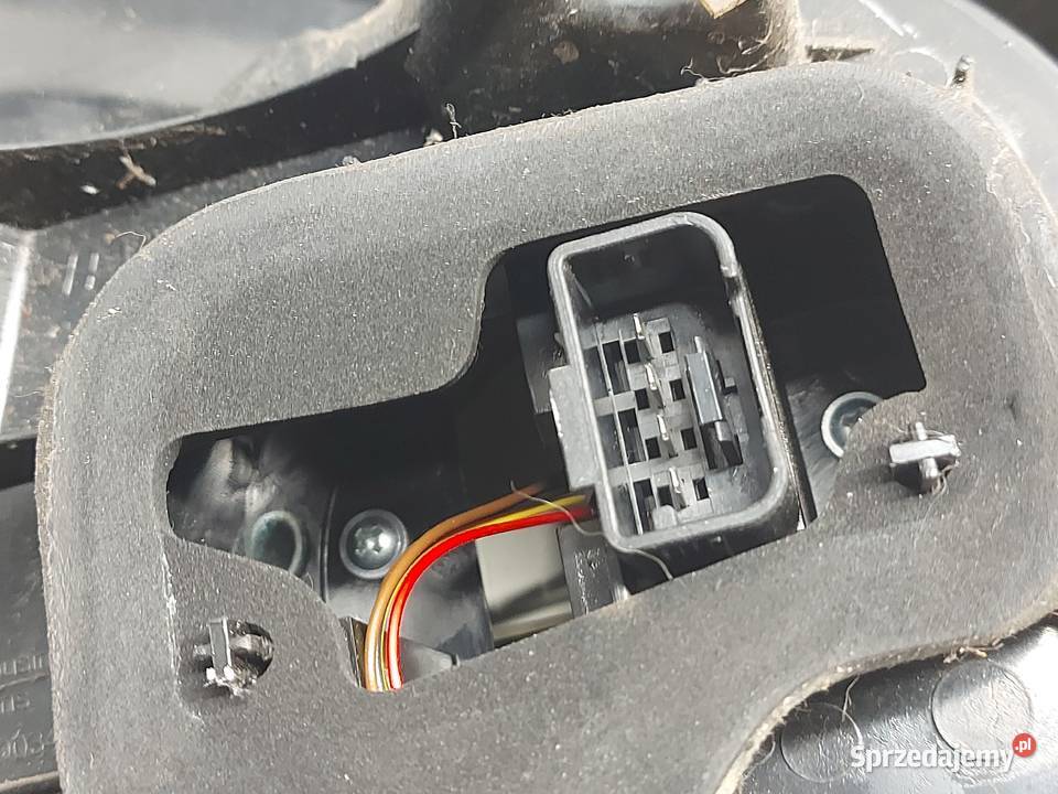 VW GOLF V PLUS 06r lampa prawa tył 5M0945096N