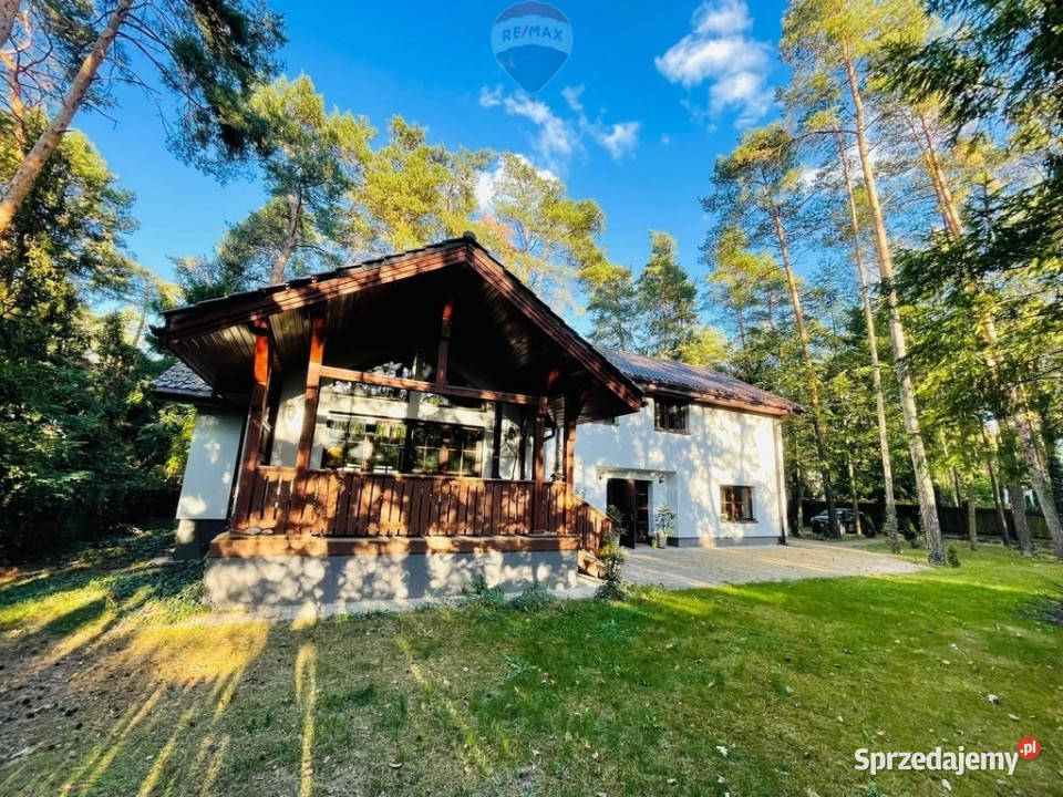 Podmiejska mała willa otoczona sosnami mazowieckie Zalesie Górne