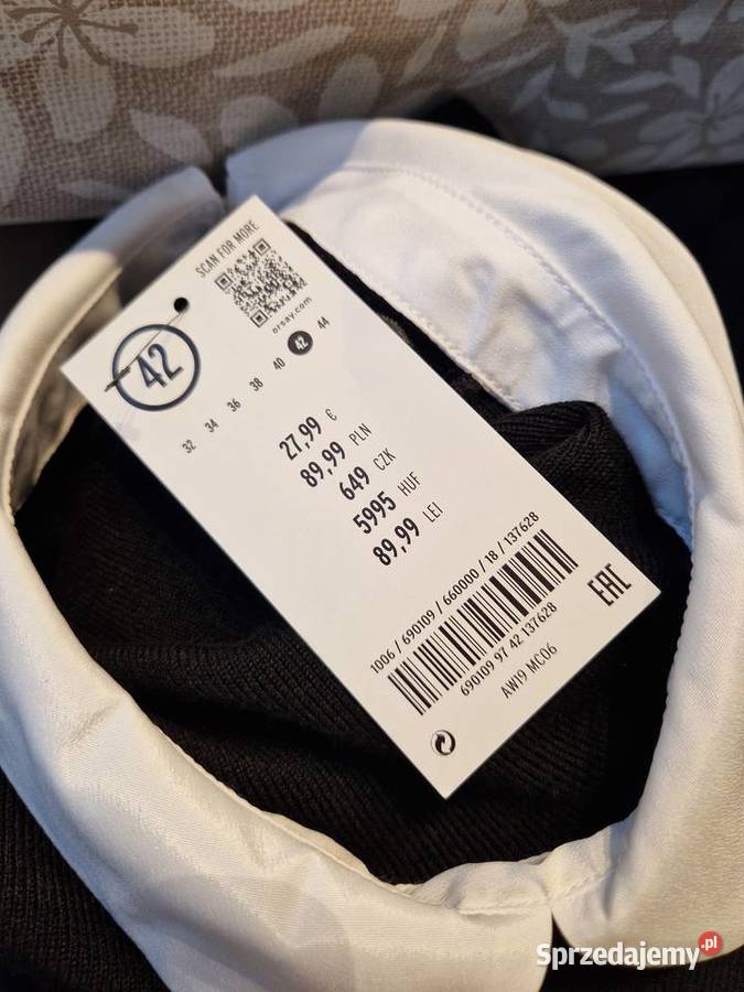 Bluzka sweterek z białym kołnierzykiem