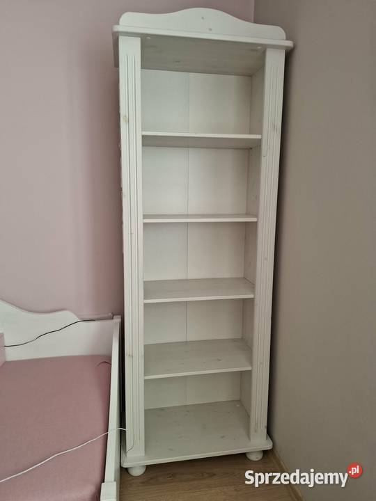 Zestaw drewnianych białych mebli Strażów