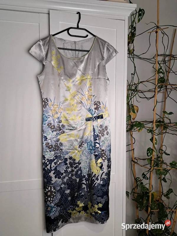 Elegancka satynowa sukienka w kwiaty z bolerkiem Trąbki Wielkie