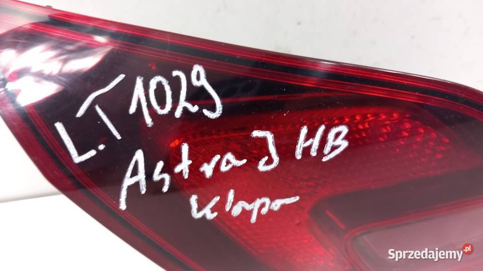 OPEL ASTRA J HB LAMPA TYŁ LEWA W KLAPĘ CIEMNA osobowe Zbierkowo