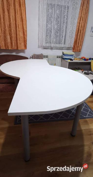 Biały stół o finezyjnym kształcie