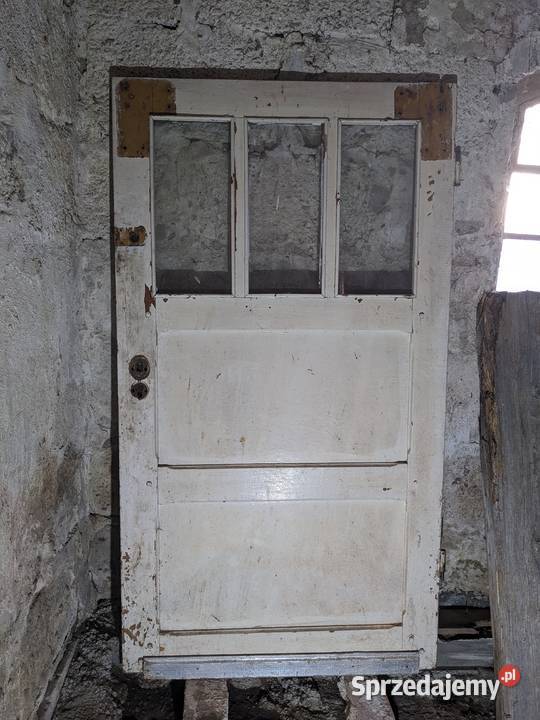 Stare drewniane drzwi do renowacji Żydowo
