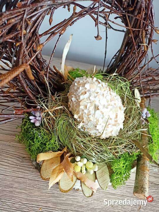 Stroik wielkanocny na plastrze drzewa