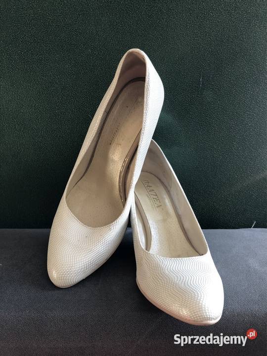 Białe damskie buty w wężowym wzorze imprezy