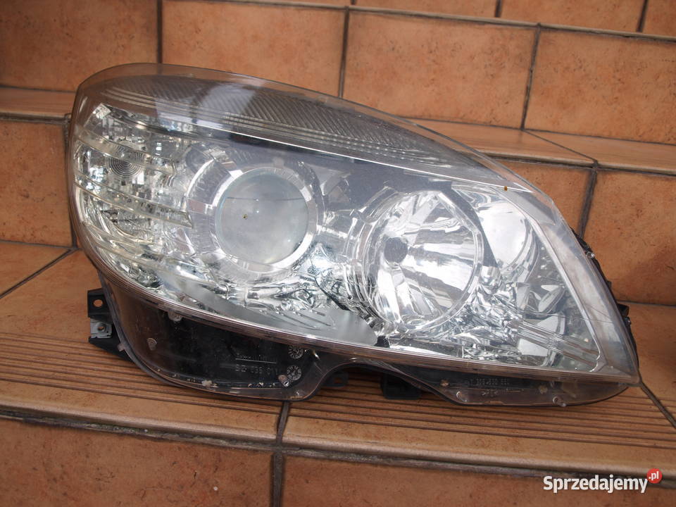Mercedes C klasa W204 lampy przód zwykłe 2007 osobowe