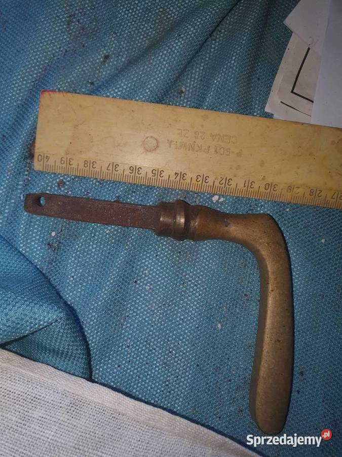 Stara klamka z mosiądzu z żelaznym trzpieniem