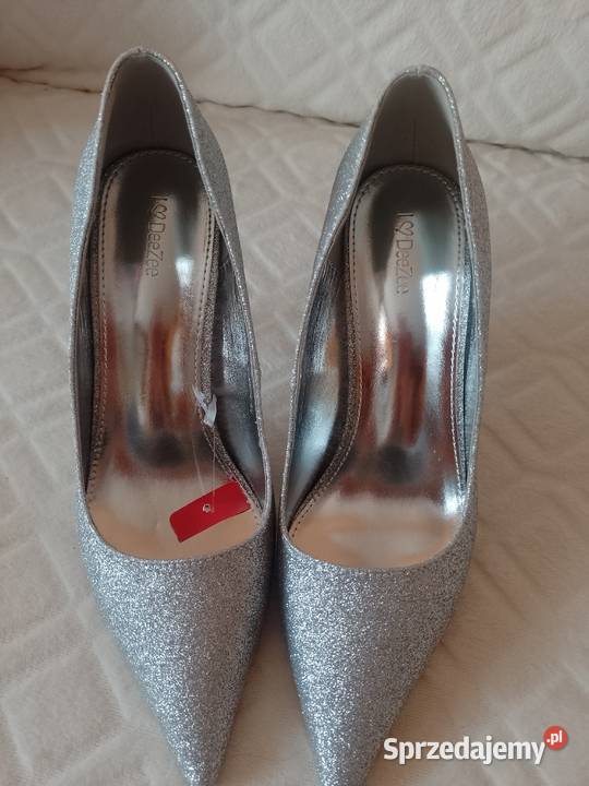 40 Bogato zdobione srebrne szpilki wieczorowe Moda i Styl