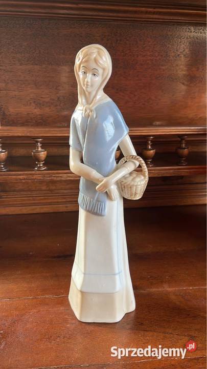Figurka dziewczyny koszykiem Bez sygnatury Wys Gdańsk