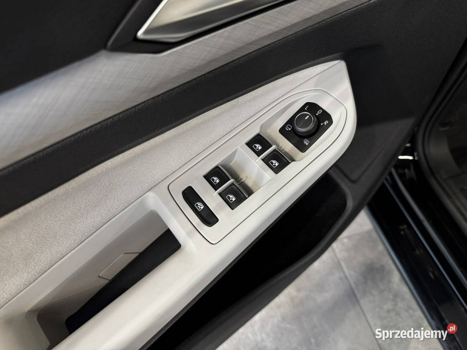 Volkswagen Golf Life 10TSI 110 M6 2022 r salon I Myślenice