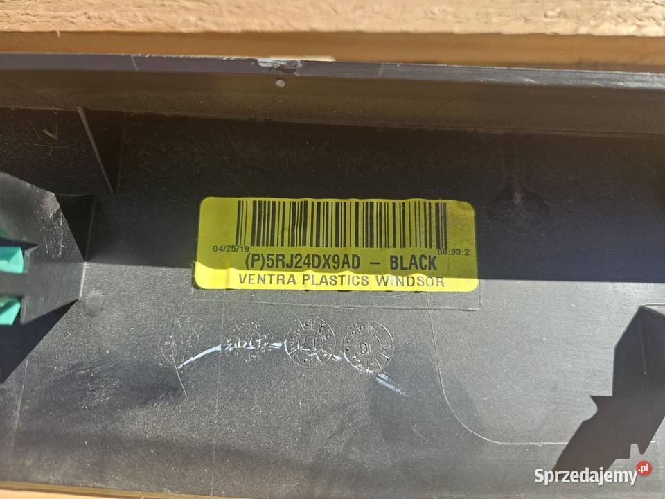 Plastiki tylnej klapy czarne do Chrysler Dobiesław