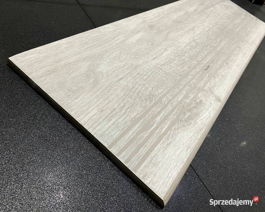 Szare drewnopodobne płytki na schody 120x30