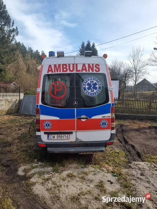 Ambulans z przejściem i noszami Samochody dostawcze