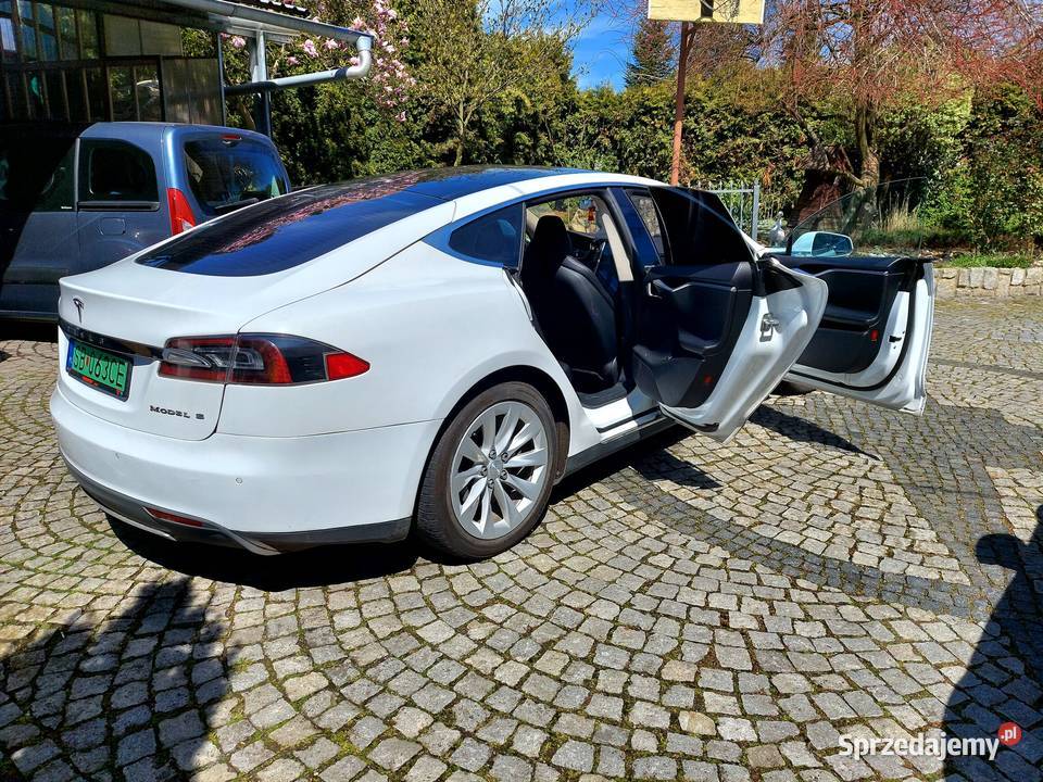 Tesla Model S S75 LTE CCS aplikacja garażowana Księginice