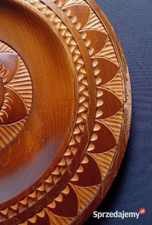 Duży ręcznie rzeźbiony talerz drewniany wielkopolskie