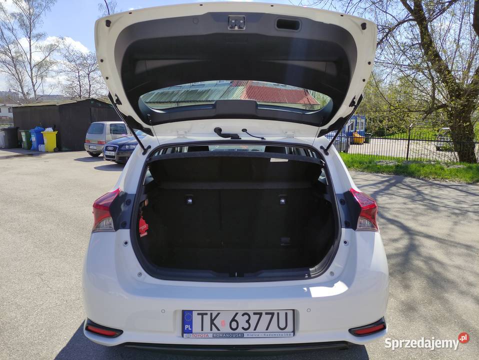 Syndyk sprzeda samochód osobowy Toyota Auris 75 Kielce sprzedam