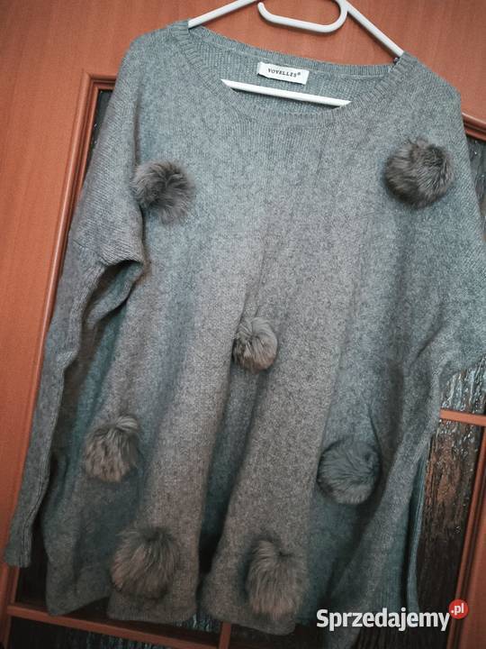 Sweter szary z ozdobnymi pomponami z futerka Cieszyn