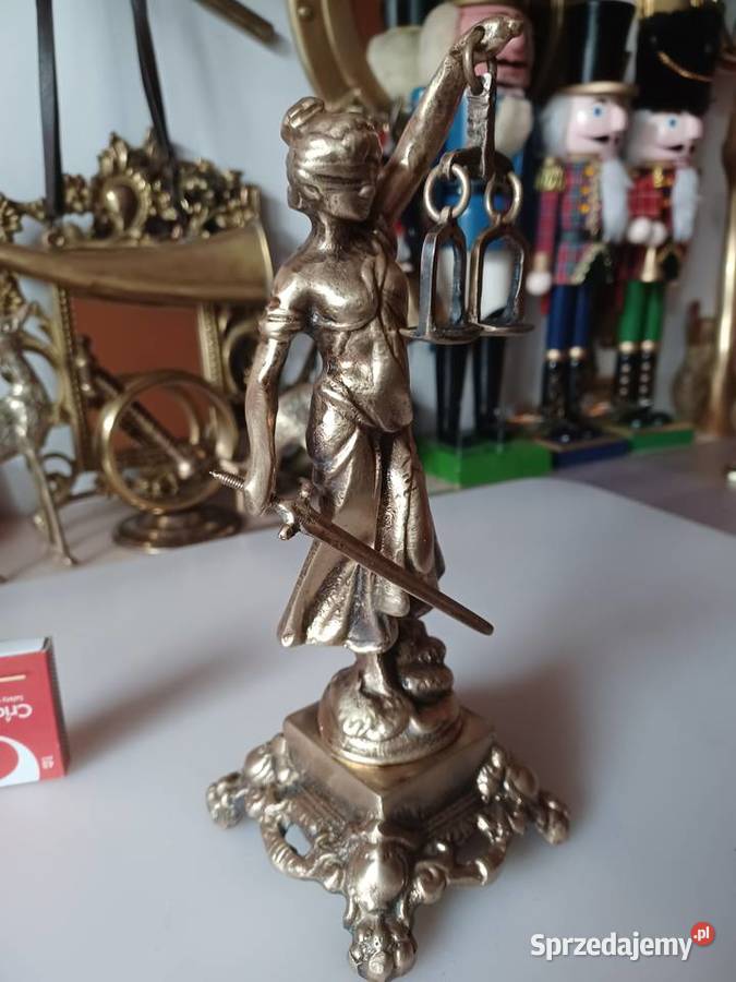 Mosiężna figura Temidy bogini sprawiedliwości Poznań