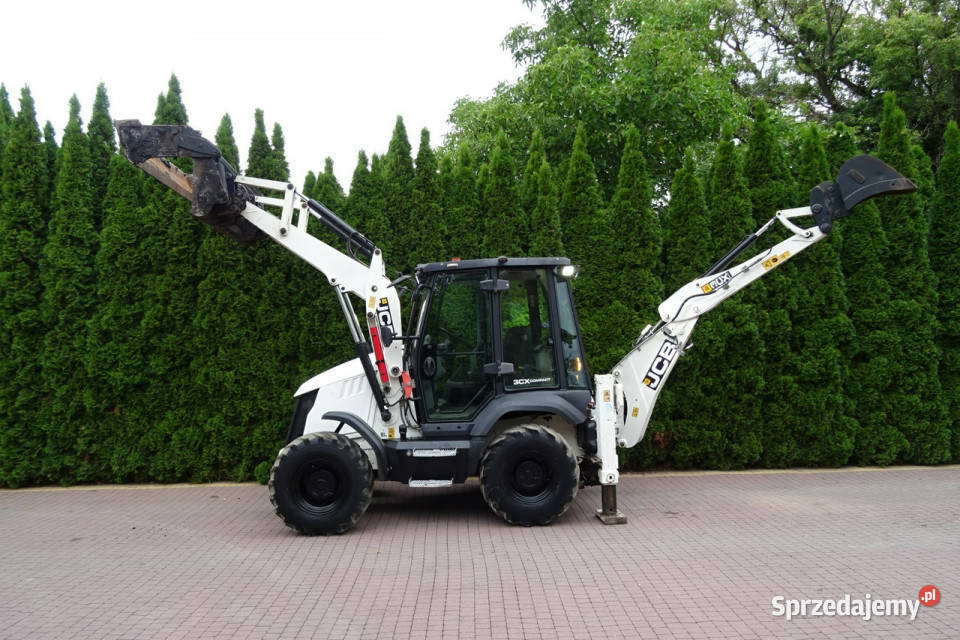na równych kołach JCB 2CX 3CX Koparkoładowarka Góra Kalwaria