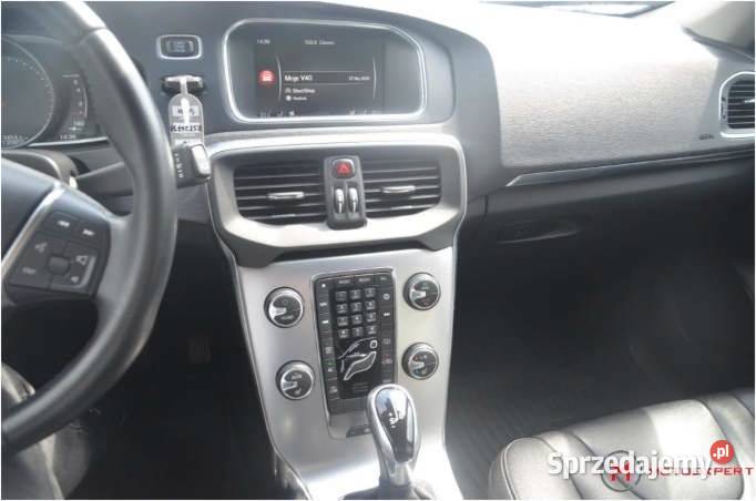 VOLVO V40 2017 149800 ccm 152 mazowieckie Warszawa