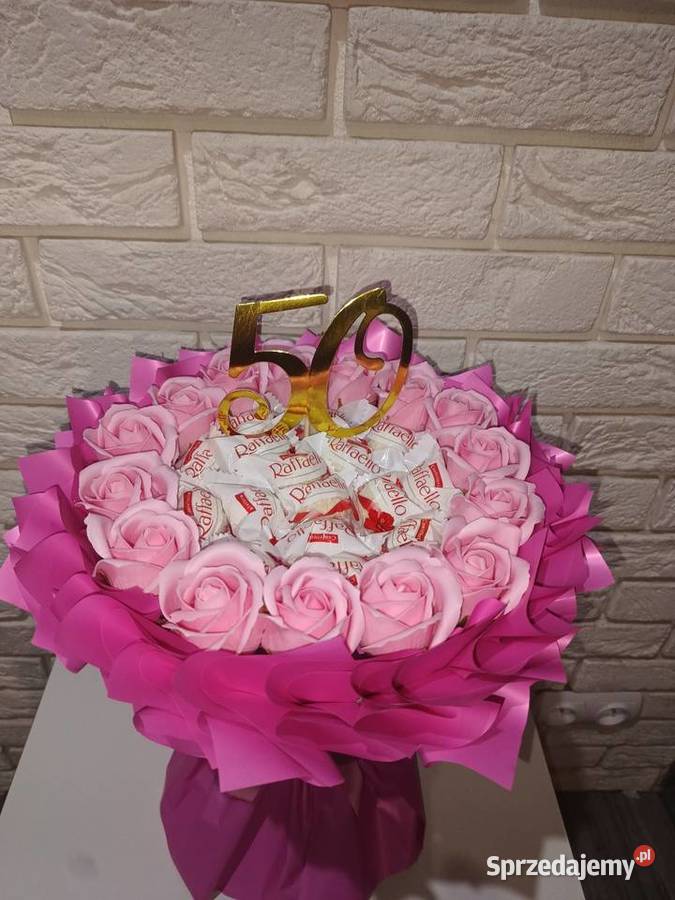 Bukiet na urodziny Box ze słodyczy i róż Lądek sprzedam