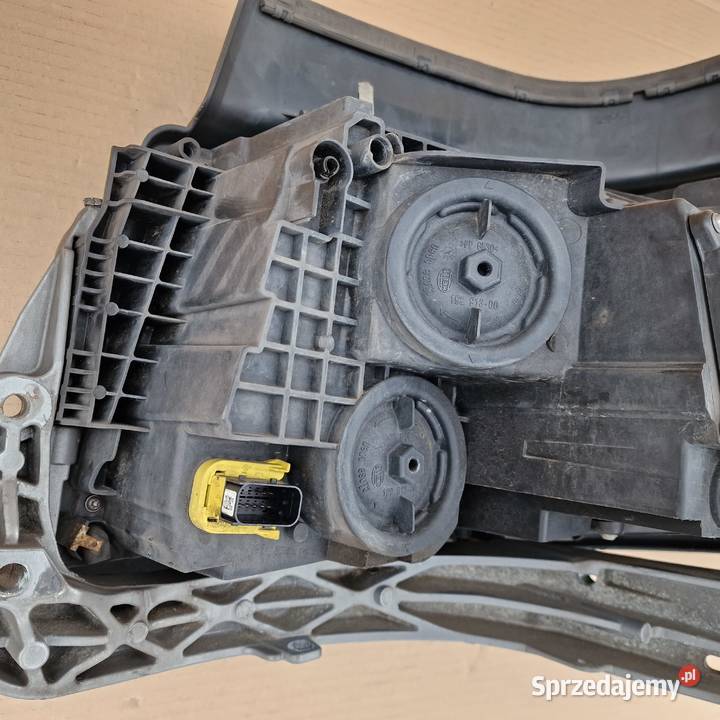 SCANIA R S REFLEKTOR H7 PRAWY LAMPA RAMKA UCHWYT Prawe Bieleń