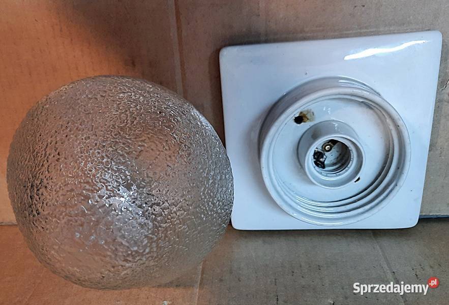 Lampa z oprawą porcelanową naścienna E 27 z lat Ostrów Wielkopolski