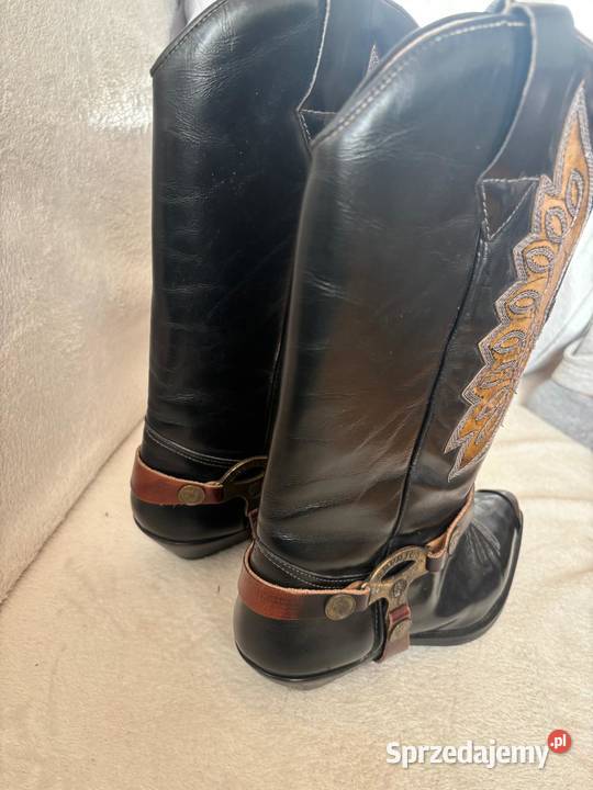 Skórzane kozaki kowbojki biker z ozdobną uprzężą Stegna