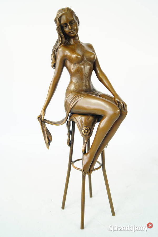 Kobieta siedząca na krześle zmysłowa figura z Gizałki