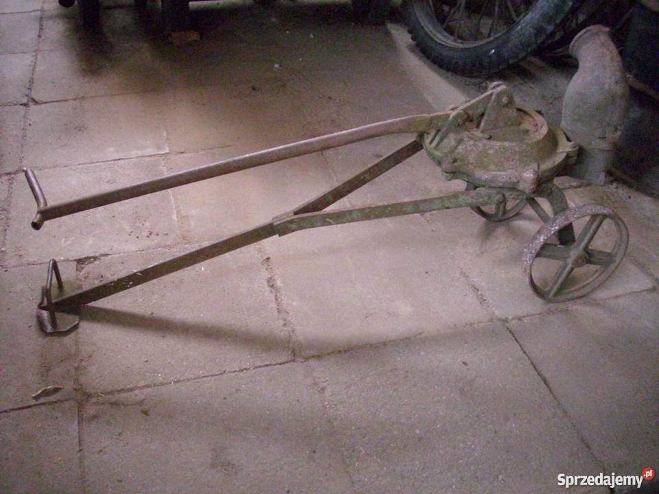 Przedwojenna zabytkowa pompaozdoba ogrodu Lipiany