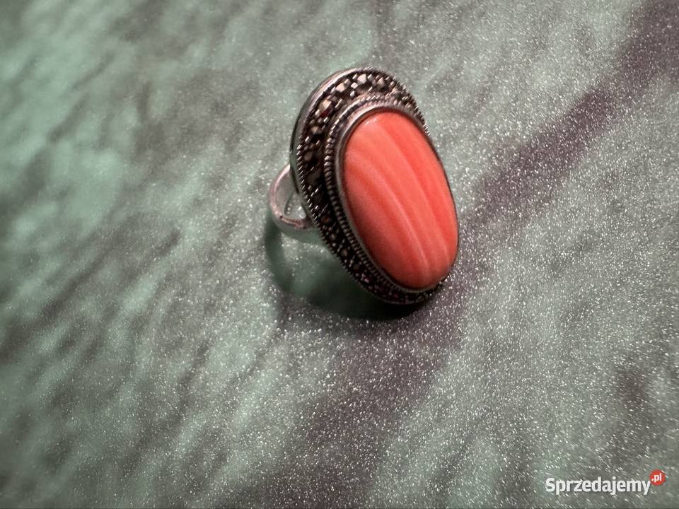 Pierscionek srebrny z koralem spieczonym i