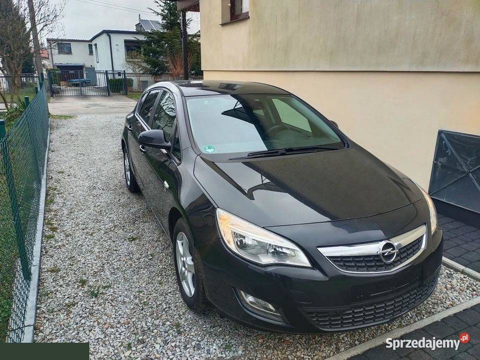 Opel Astra 14 Turbo 140 2012r Bogate wyposażenie