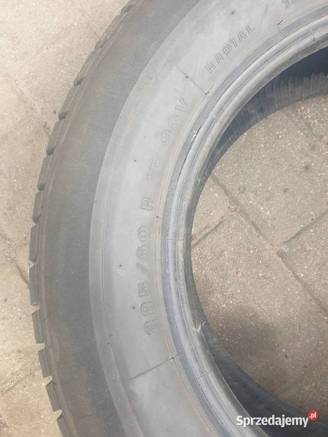 Dwie sztuki opon 22560 R15 5 mm bieżnika Firestone Samochodowe