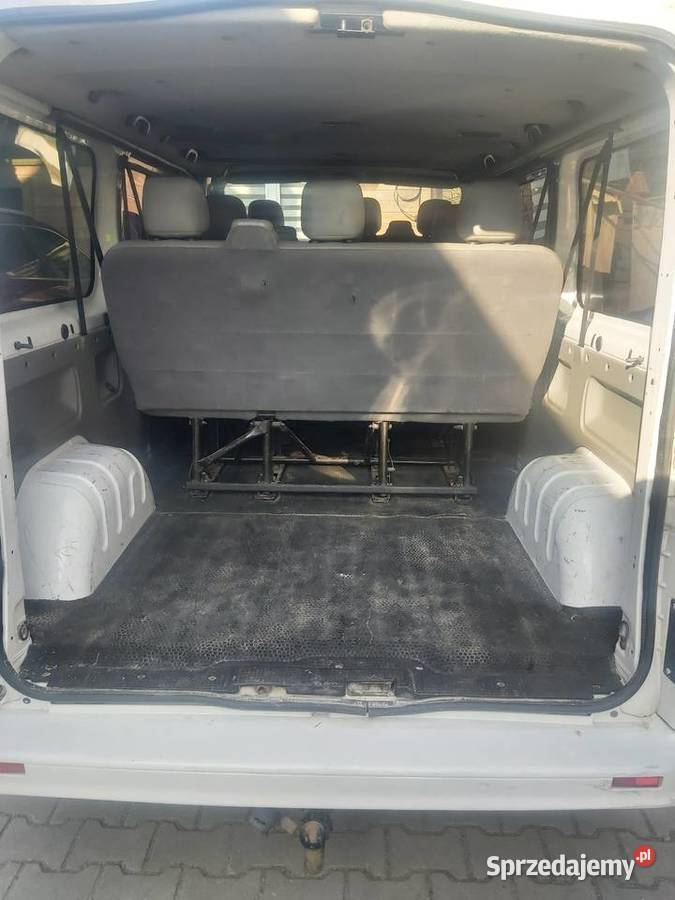 Renault Trafic 9 osób long hak